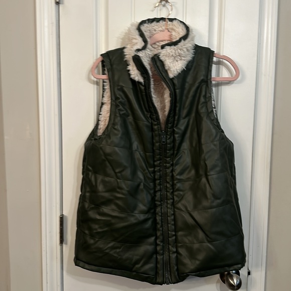 Tuckernuck Reversible Green Faux Leather and Sherpa Vest Size Medium - Picture 9 of 14